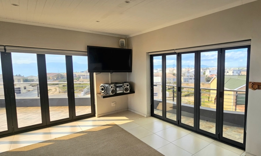 4 Bedroom Property for Sale in Perlemoenbaai Western Cape